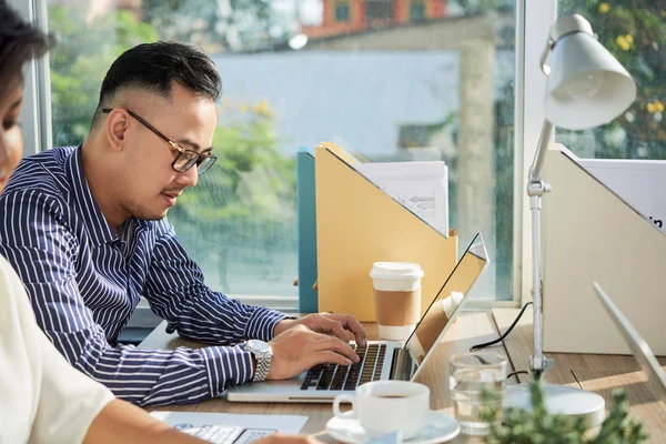 Vietnamese Ondernemer Werken Aan Laptop Beantwoorden Van Mails — Stockfoto