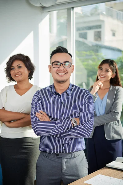 Feliz Sorrindo Equipe Negócios Vietnamita Cruzando Braços Olhando Para Câmera — Fotografia de Stock