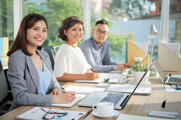 Alegres Ejecutivos Negocios Asiáticos Trabajando Una Gran Mesa Oficina — Foto de Stock