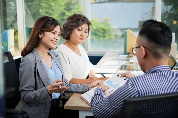 Gerente Financeiro Mostrando Diagrama Para Colegas Trabalho Reunião — Fotografia de Stock