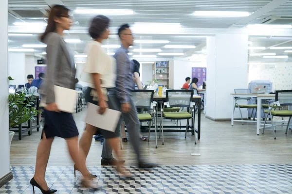 Vervaagde Beweging Van Zakenmensen Die Office Lopen — Stockfoto