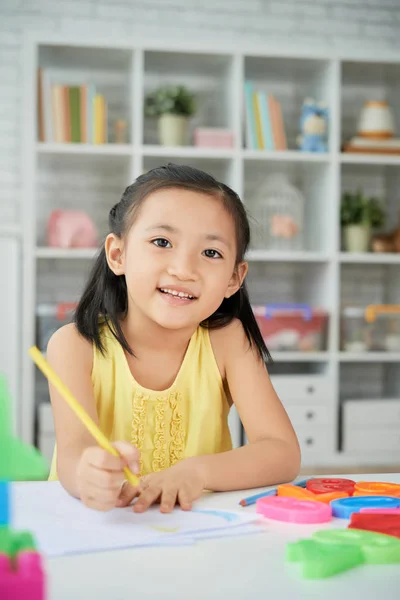 Sorrindo Menina Asiática Desenhando Quadro Com Lápis Coloridos Imagens Royalty-Free