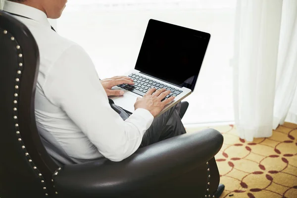 Бізнесмен Сидить Шкіряному Кріслі Готельному Номері Працює Ноутбуці — стокове фото