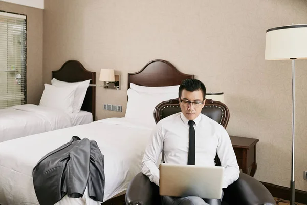 Vietnamese Zakenman Werkt Laptop Hotelkamer — Stockfoto