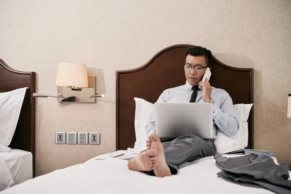 Volwassen Aziatische Zakenman Liggend Bed Hotelkamer Met Laptop Zijn Knieën — Stockfoto