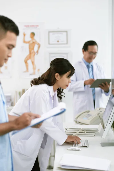 Vietnamita Médico Feminino Verificando Informações Computador Consultório Médico — Fotografia de Stock