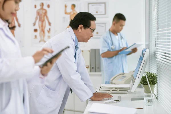 Medico Senior Esperto Che Lavora Computer Alla Scrivania Ospedale — Foto Stock