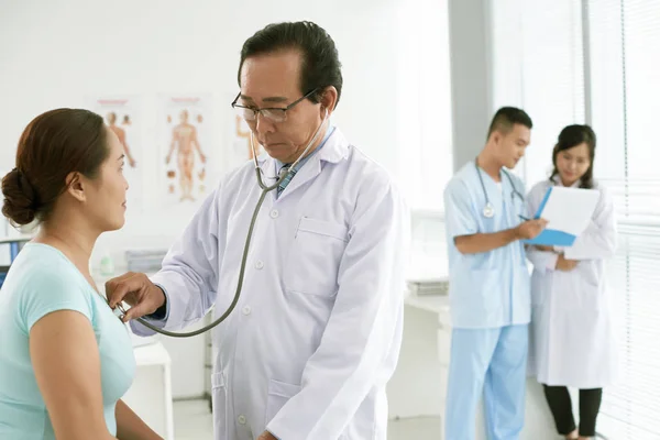 Åldrad Vietnamesisk Allmänläkare Som Använder Stetoskop För Att Kontrollera Hjärtslag — Stockfoto