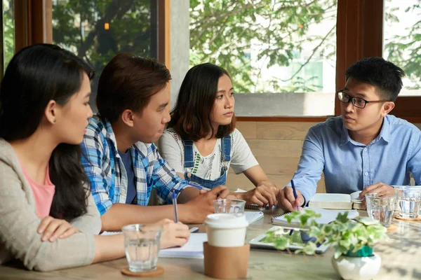 Hombre Serio Grupo Literario Discutiendo Libro Con Estudiantes Universitarios —  Fotos de Stock