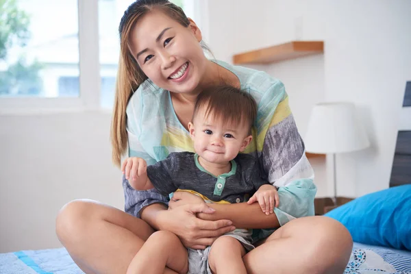 Retrato Jovem Mãe Seu Filho Feliz Sentado Sofá — Fotografia de Stock