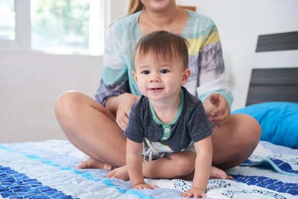 Bonito Criança Raça Mista Brincando Cama Com Sua Mãe — Fotografia de Stock