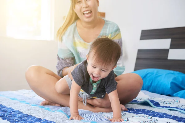 Glücklich Lachende Mutter Und Ihr Entzückender Kleiner Sohn Beim Gemeinsamen — Stockfoto