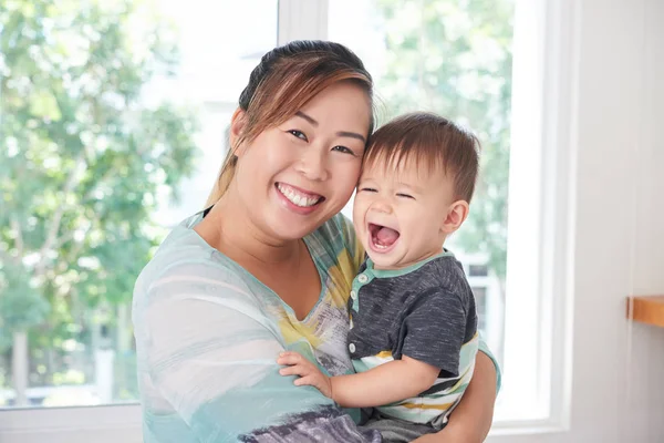 Feliz Mujer Raza Mixta Sonriente Sosteniendo Pequeño Hijo Riendo —  Fotos de Stock