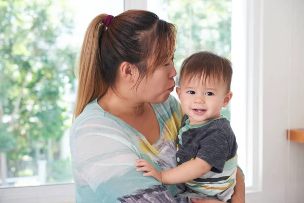 Mamma Håller Hennes Leende Lille Son Och Kysser Honom Kind — Stockfoto