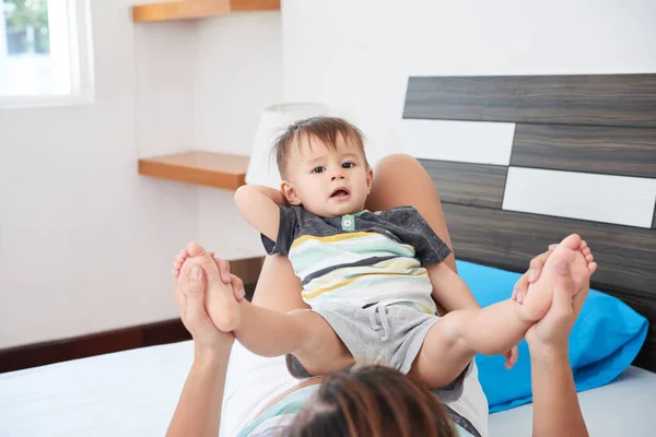 Mamma Liggande Sängen Och Leka Med Sin Söta Lilla Son — Stockfoto