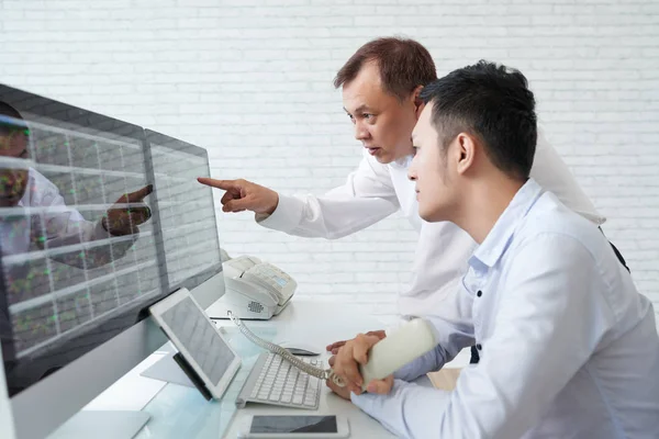 Handelaren Bespreken Grafieken Met Beursgegevens Het Computerscherm — Stockfoto