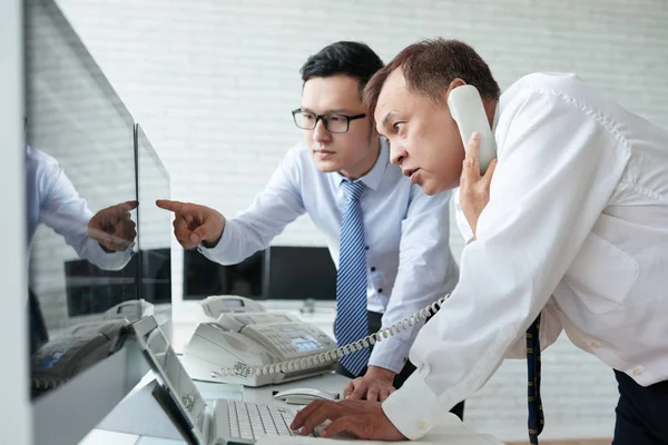 Equipo Comerciantes Serios Profesionales Que Trabajan Bolsa — Foto de Stock