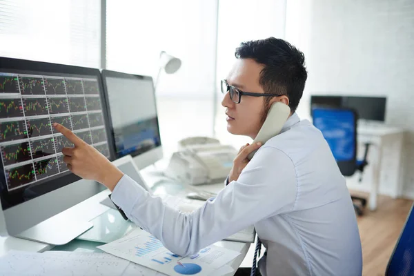 Jovem Corretor Ações Vietnamita Discutindo Dados Bolsa Valores Monitor Computador — Fotografia de Stock