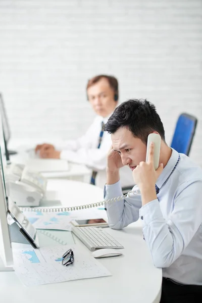 Infeliz Estressado Jovem Gerente Financeiro Falando Telefone Com Cliente Chefe — Fotografia de Stock