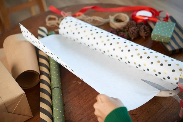 Vrouw Snijden Stuk Inpakpapier Een Geschenkdoos Versieren — Stockfoto