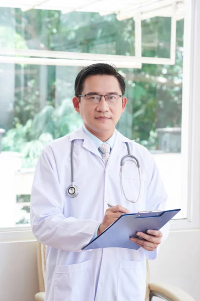 Retrato Ásia Masculino Médico Branco Casaco Segurando Prancheta Escrevendo Prescrição — Fotografia de Stock