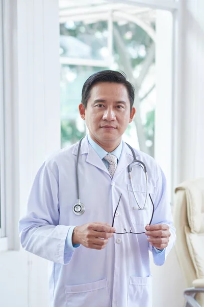 Retrato Médico Masculino Confiante Casaco Branco Estetoscópio Hospital — Fotografia de Stock