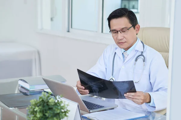 Radiólogo Asiático Serio Sentado Lugar Trabajo Oficina Examinando Imagen Rayos — Foto de Stock