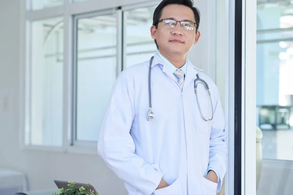 Porträtt Asiatisk Doktor Stående Vitt Skikt Sjukhuset Och Titta Kamera — Stockfoto