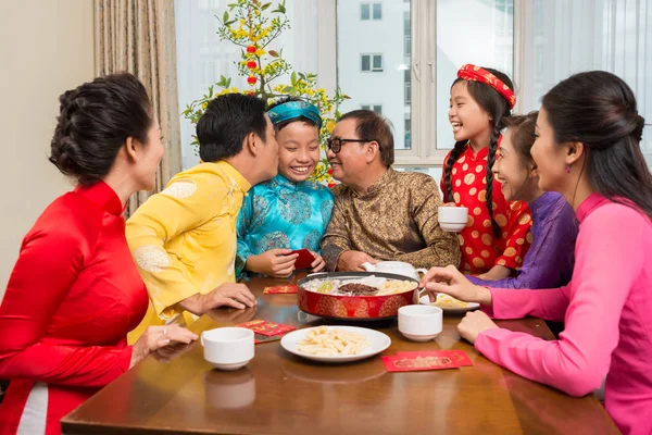 Vietnamese Familie Feliciteren Kleine Jongen Met Tet Tijdens Het Diner — Stockfoto