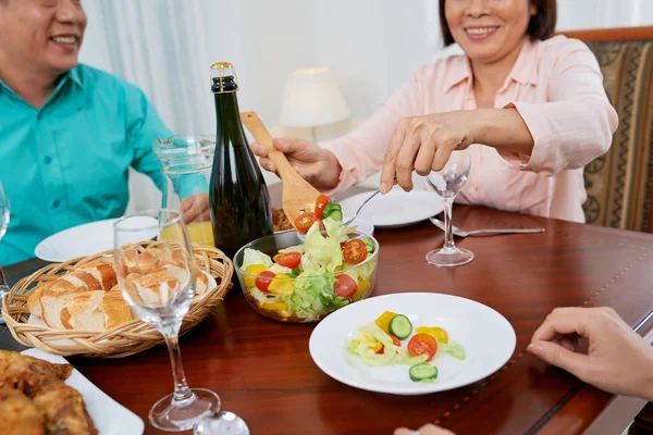 一群人坐在桌旁 一起喝葡萄酒和沙拉 — 图库照片