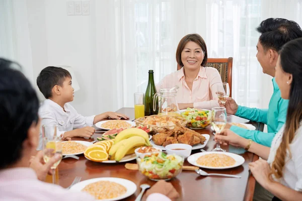 Grupo Adultos Asiáticos Niños Que Reúnen Mesa Con Deliciosa Comida — Foto de Stock