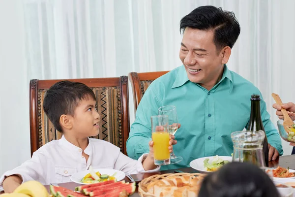 Adulto Asiático Hombre Con Poco Niño Mesa Tintineo Con Bebidas — Foto de Stock