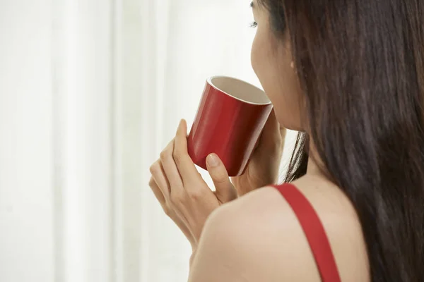 Junge Frau Trinkt Morgens Eine Tasse Leckeren Schwarzen Kaffee — Stockfoto