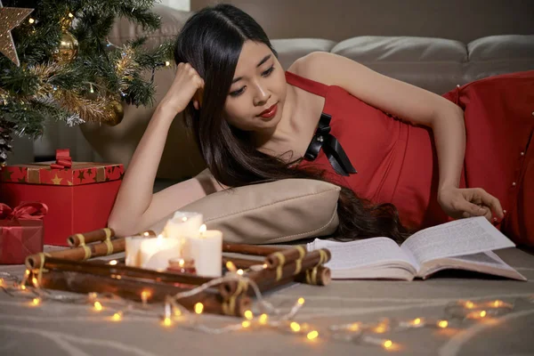 Hübsche Vietnamesische Frau Liegt Unter Dem Weihnachtsbaum Und Liest Gutes — Stockfoto