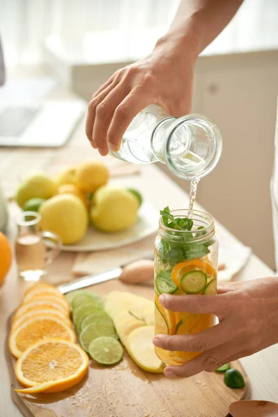 Händerna Kvinnan Hälla Vatten Burk Med Lemonad Ingredienser — Stockfoto