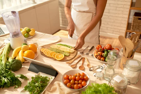 Blogger Comida Cortando Vários Frutos Fatias Finas Tábua Madeira — Fotografia de Stock