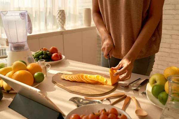 Bijgesneden Beeld Van Vrouw Snijden Oranje Wielen — Stockfoto