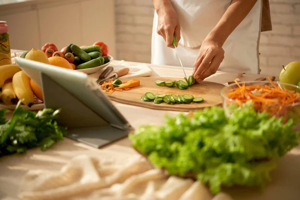 Närbild Bild Kvinnan Efter Recept Tablet När Matlagning Sallad Hemma — Stockfoto