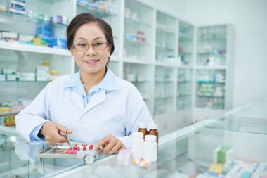 Vietnamlı üst düzey kadın eczane işçisinin portresi