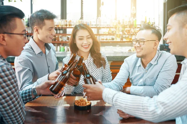 Skupina Veselých Spolupracovníků Popíjí Pivo Hospodě — Stock fotografie