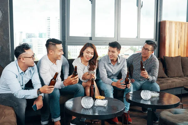 Muito Jovem Empresária Vietnamita Bebendo Cerveja Com Seus Colegas — Fotografia de Stock