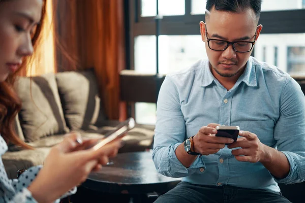 Jonge Vietnamese Zakenmensen Sms Tijdens Bijeenkomst Restaurant — Stockfoto