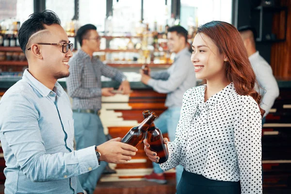 Empresários Vietnamitas Alegres Batendo Garrafas Cerveja Celebrar Sucesso Pub — Fotografia de Stock