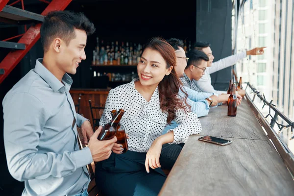 Vietnamese Jonge Man Mooie Vrouw Drinken Bier Flirten Bar — Stockfoto