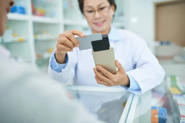 Smiling Vietnamese Drugstore Worker Swiping Credit Card Accept Payment — Stock Photo, Image