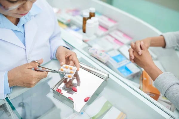 Farmaceuter Styckning Blisterförpackning Tabletter För Kund — Stockfoto