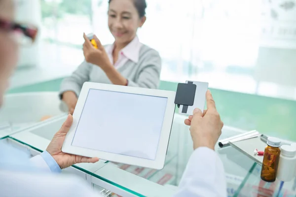 Drugstore Worker Using Card Reader Accepting Payment Customer — Stock Photo, Image