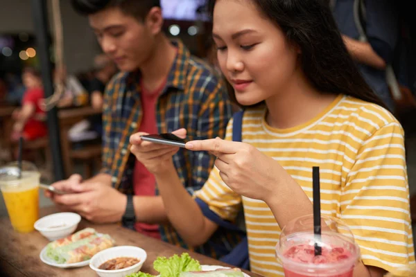 Bella Giovane Donna Asiatica Scattare Foto Cena Prima Mangiarlo — Foto Stock