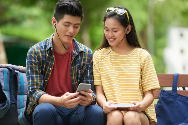 Alegre Pareja Vietnamita Compartir Auriculares Ver Video Musical Pantalla Del —  Fotos de Stock