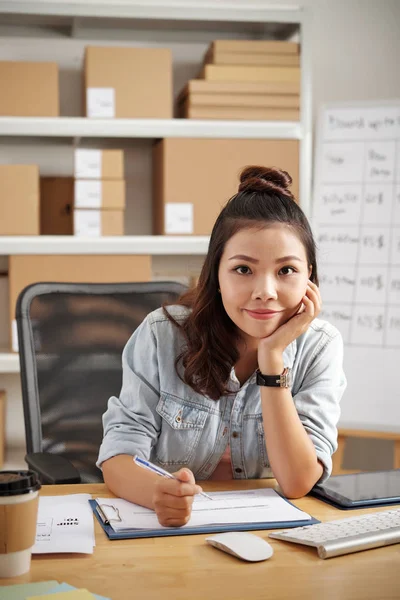 Positive Junge Asiatische Postangestellte Füllen Dokument Ihrem Tisch — Stockfoto